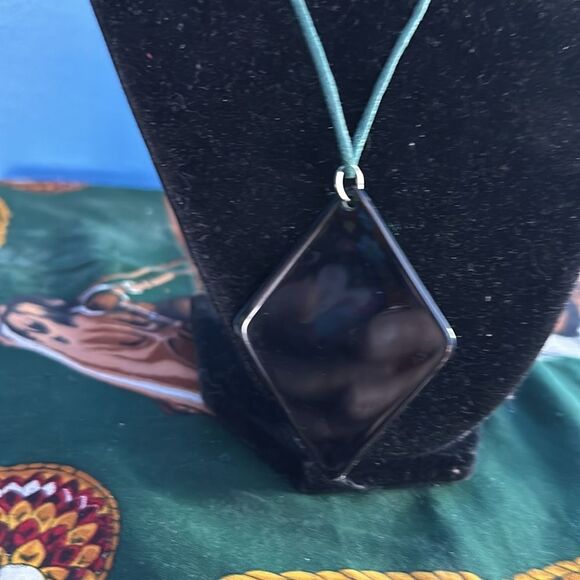 Green Diamond-Shaped Pendant Necklace Lightweight Fashion Jewelry Statement - Picture 3 of 4